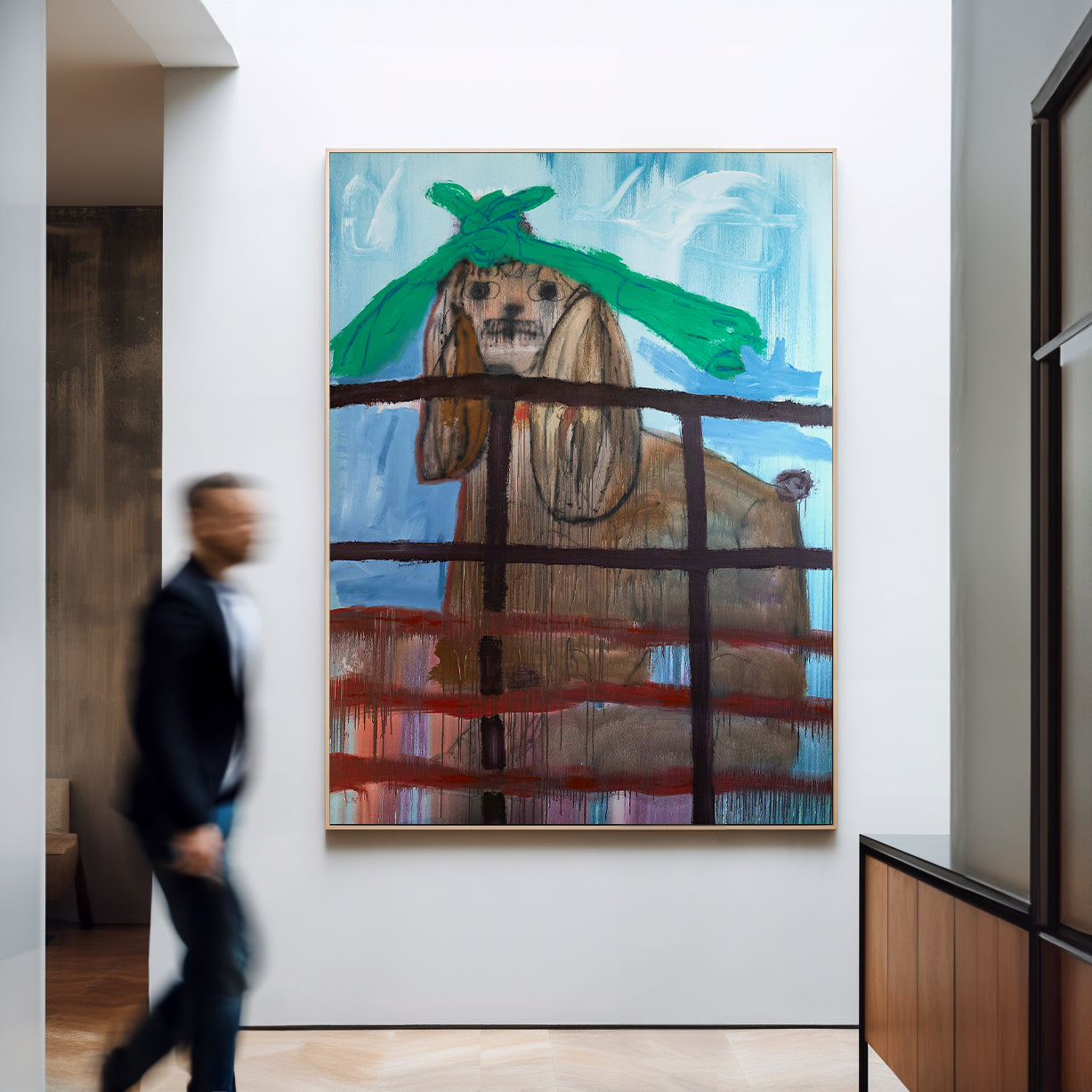 CANE CON FIOCCO CHIUSO DIETRO AL CANCELLO