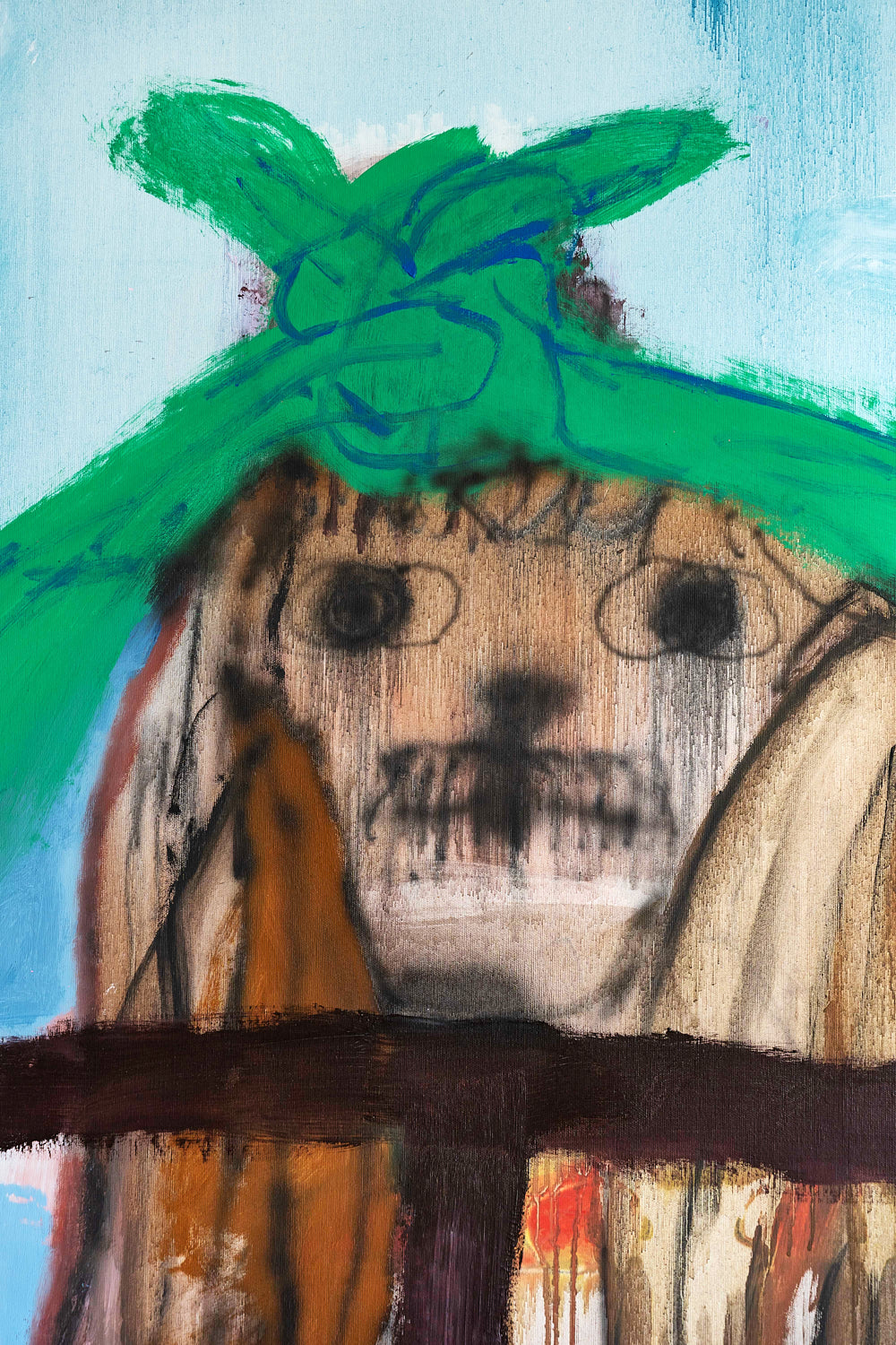 CANE CON FIOCCO CHIUSO DIETRO AL CANCELLO