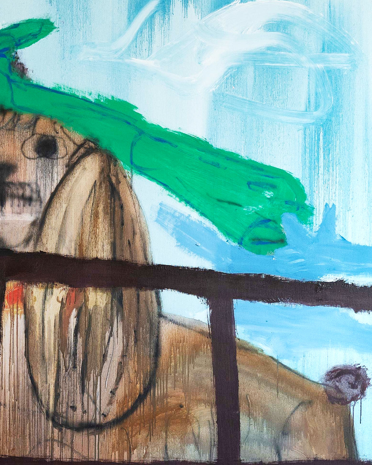 CANE CON FIOCCO CHIUSO DIETRO AL CANCELLO